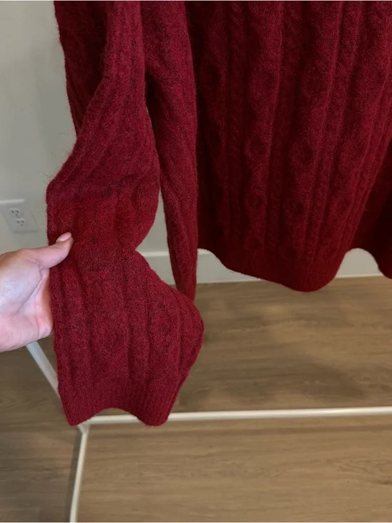 MEN’s Cable-Knit Crewneck Sweater - Picture 3 of 3